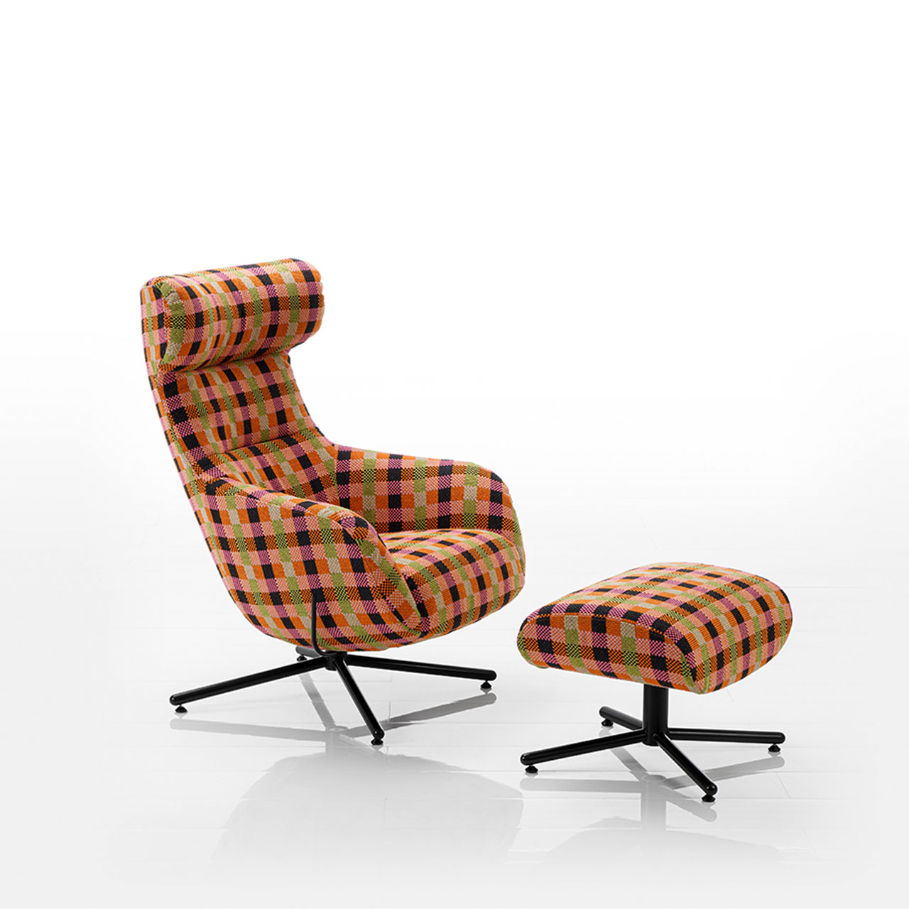 Drehsessel in gemustertem Stoff mit passendem Drehhocker.