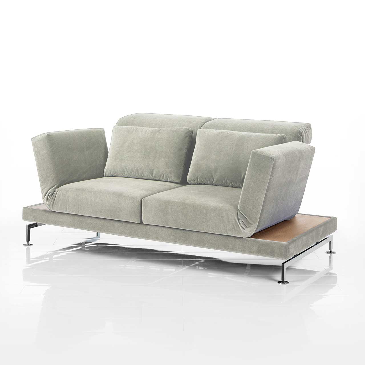 Sofa in hellgrauem Stoff. Rechts und links neben den Armlehnen befinden sich schmale Ablageflächen in hellem Holz.