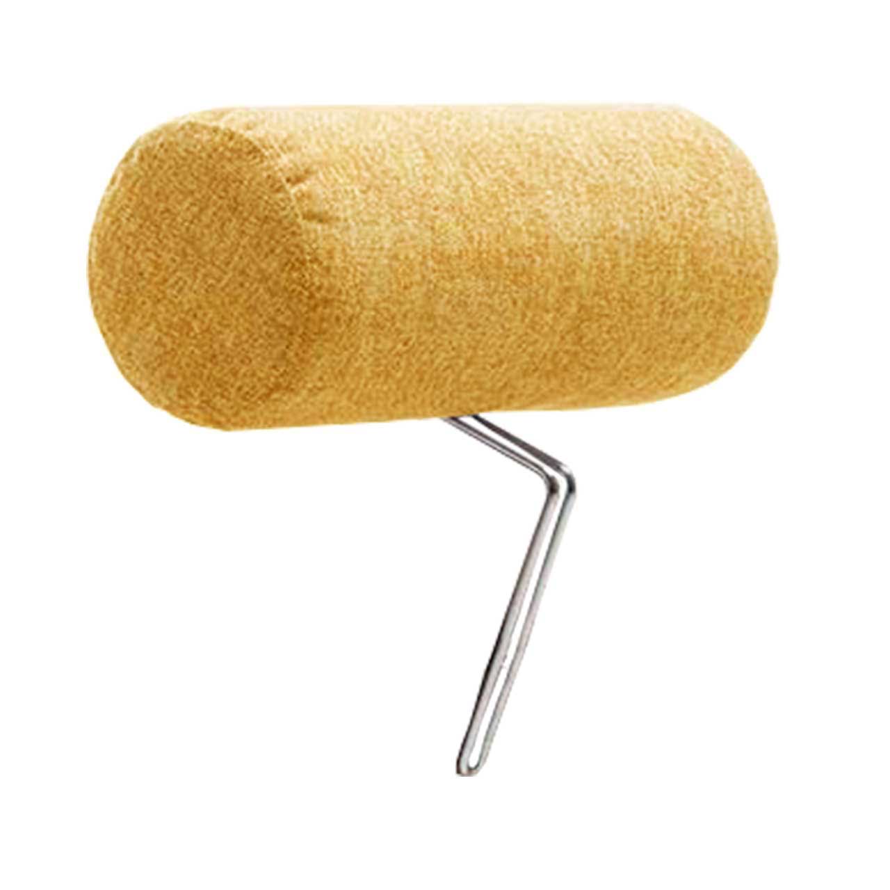 Kopfstütze. Das Kissen ist zylindrisch in gelben Stoff. Der Bügel zum Befestigen am Sofa ist Metall chrom glänzend.