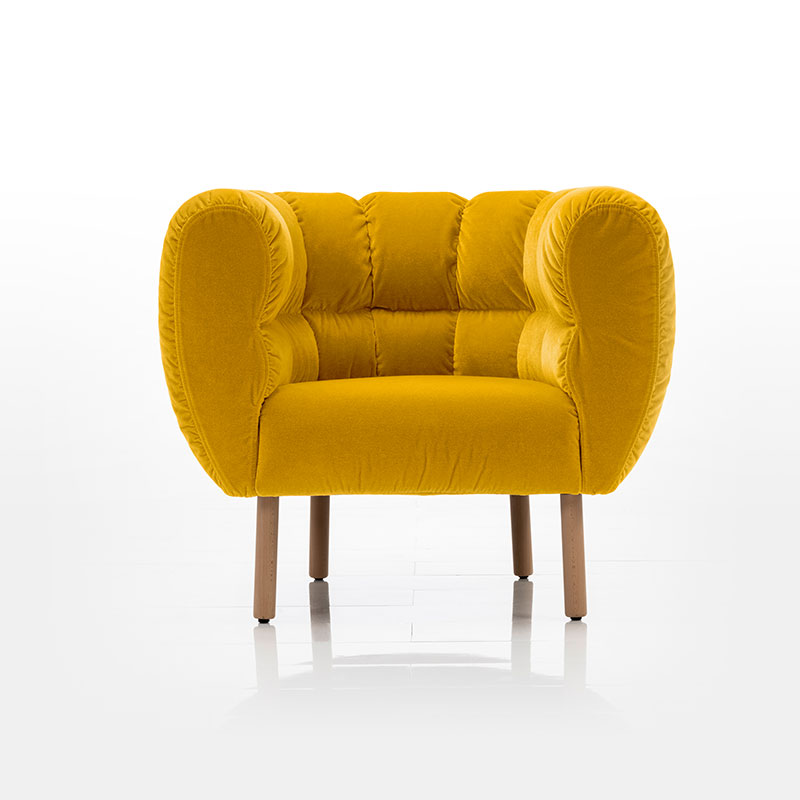 Ein rundlicher, mit gelbem Stoff bezogener Sessel mit Beinen aus Holz.