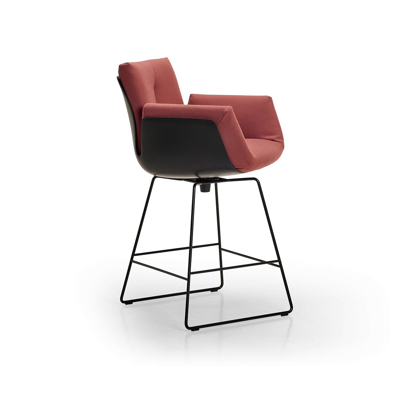 Gleicher niedriger Barstuhl mit gedrehtem Sitz