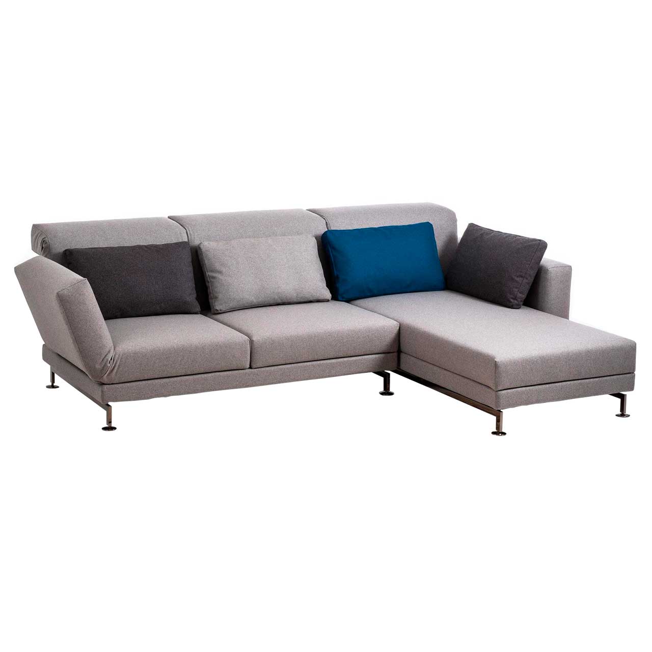 Eckgarnitur von brühl moule medium in grauem Stoff mit Longchair rechts, dekoriert mit vier Kissen in dunkelgrau, blau und hellgrau.