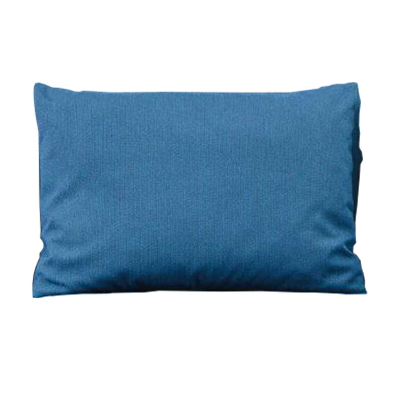 Rechteckiges Kissen mit blauem Stoff bezogen.