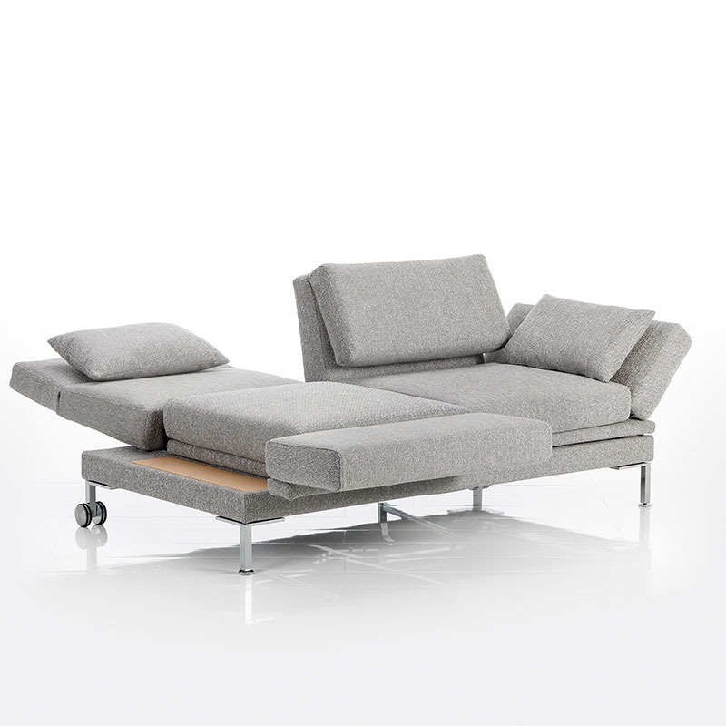 Beiges Sofa. Die linke Armlehne ist als Fußstütze nach vorne geschwenkt, die linke Rückenlehne zur Liegeposition abgesenkt.