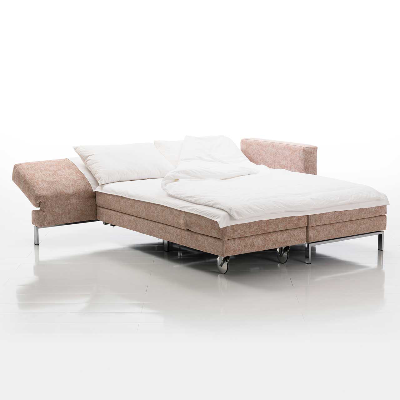 Eckgarnitur. Der Longchair wurde umgeschwenkt und steht parallel zum Anstellsofa, so dass eine Liegefläche entsteht.