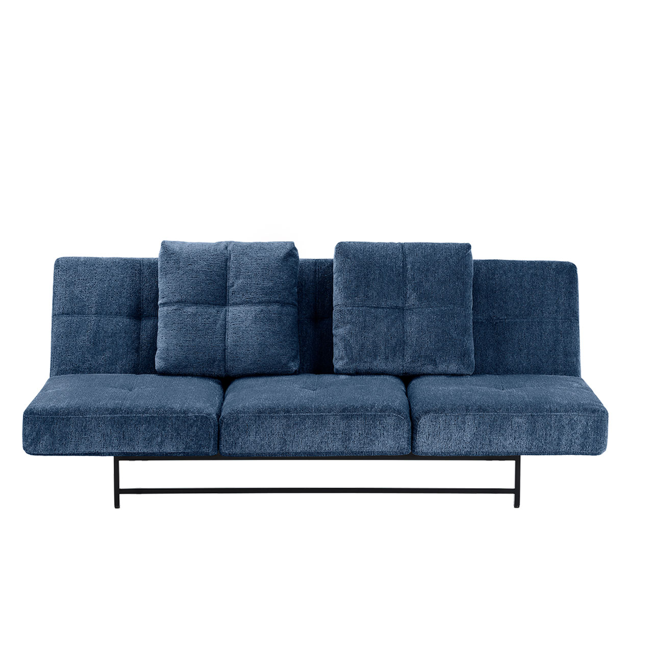 Ein blaues Sofa auf einem schwarzen Metallgestell. Die Sitzfläche besteht aus drei Elementen. Auf dem Sofa sind mittig zwei quadratische Kissen drappiert, die über die Rückenlehne hinausragen.