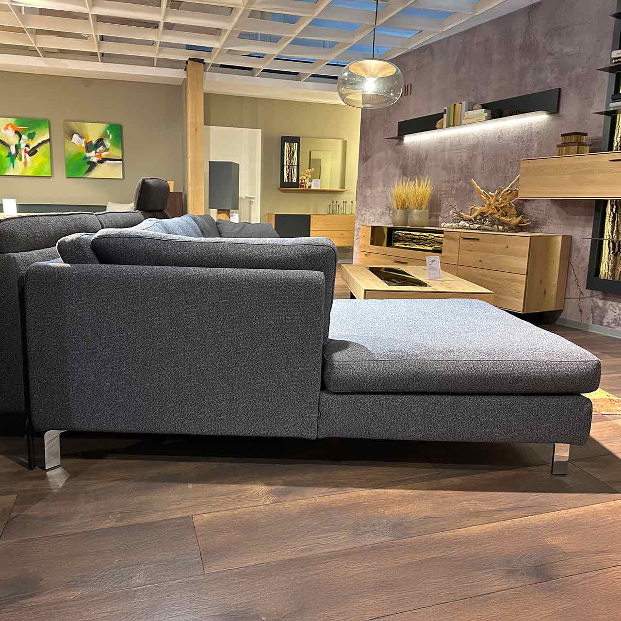 Seitliche Aufnahme von der Seite mit Ottomane.