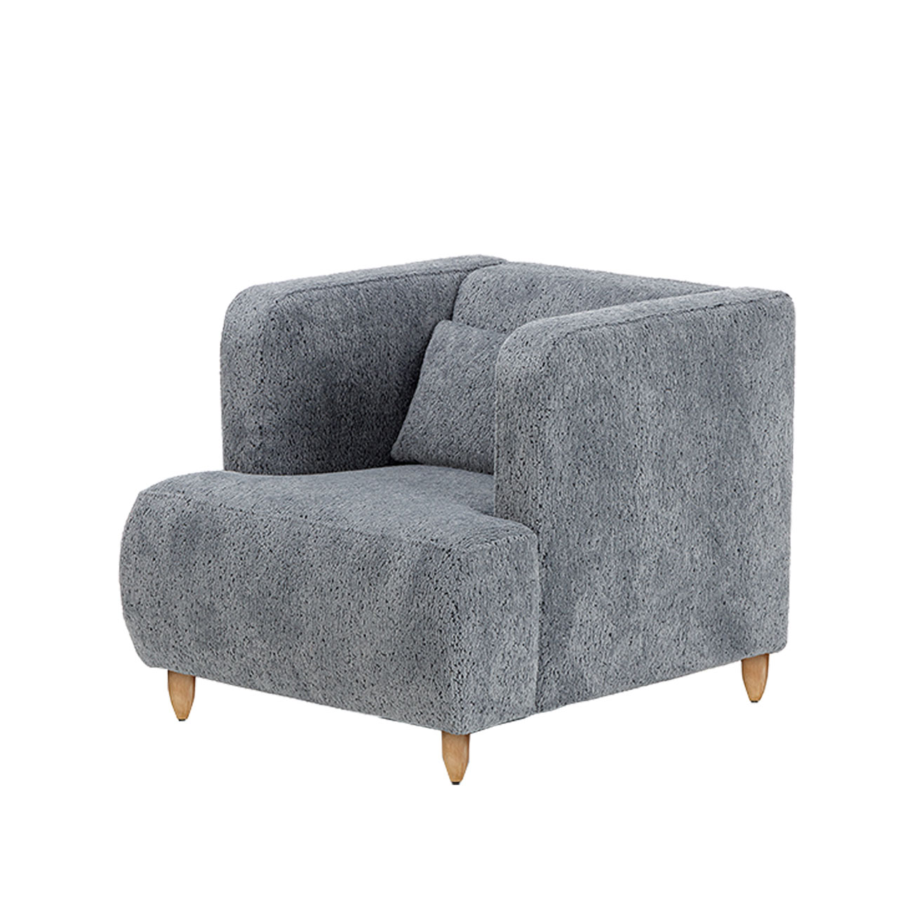 Kubischer Sessel in grauem Stoff mit konisch geformten Holzfüßen.