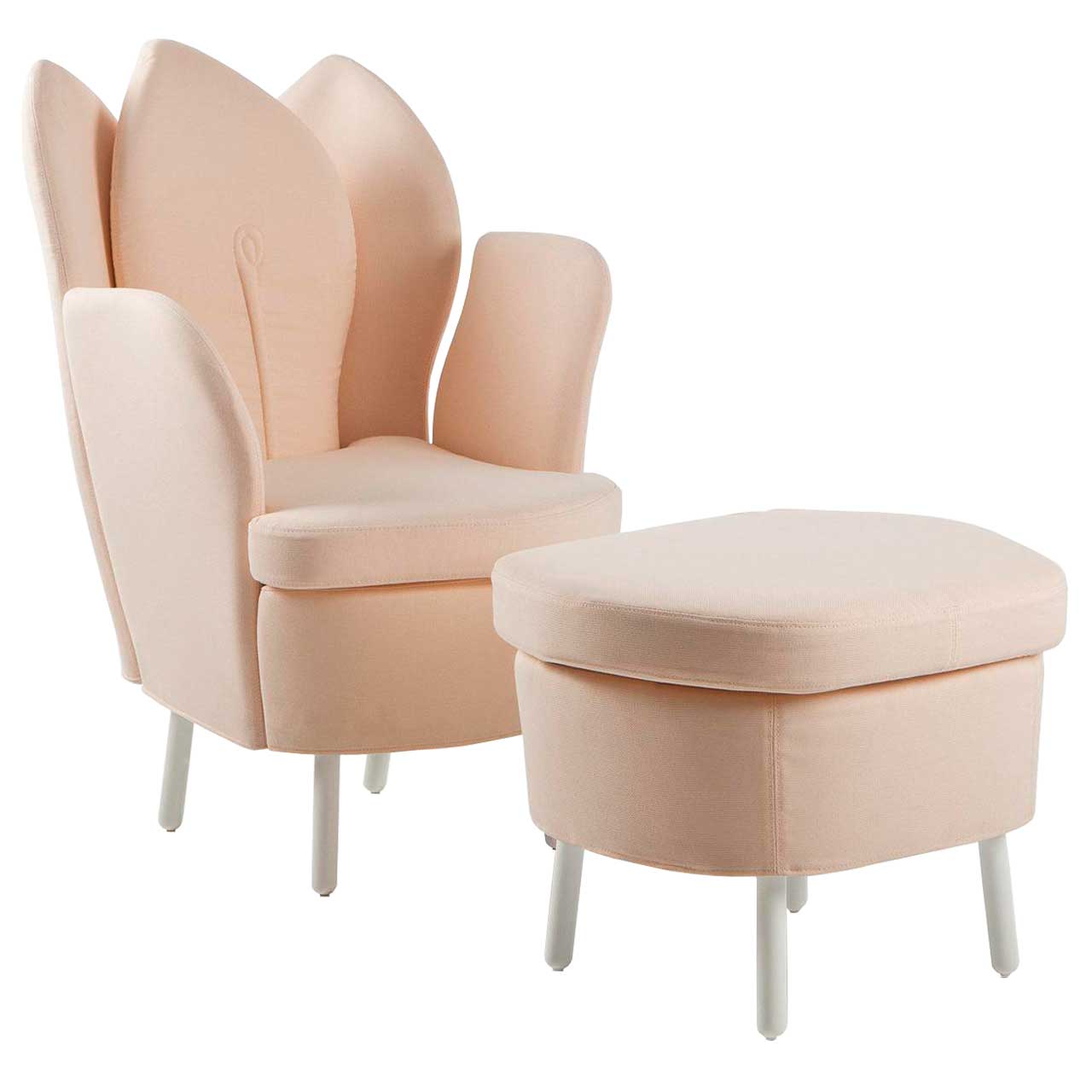 Pastell-rosa Sessl mit passendem Hocker mit weißen Beinen. Der Sessel hat eine floral geformte Rückenlehne.