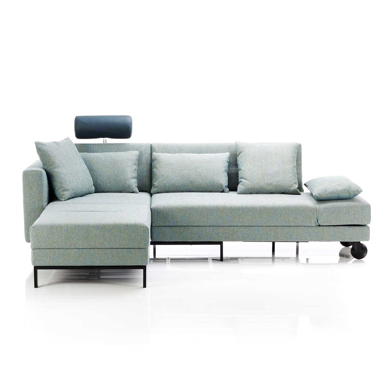 Eckgarnitur in hellgrünem Stoff mit schwenkbarem Longchair rechts.