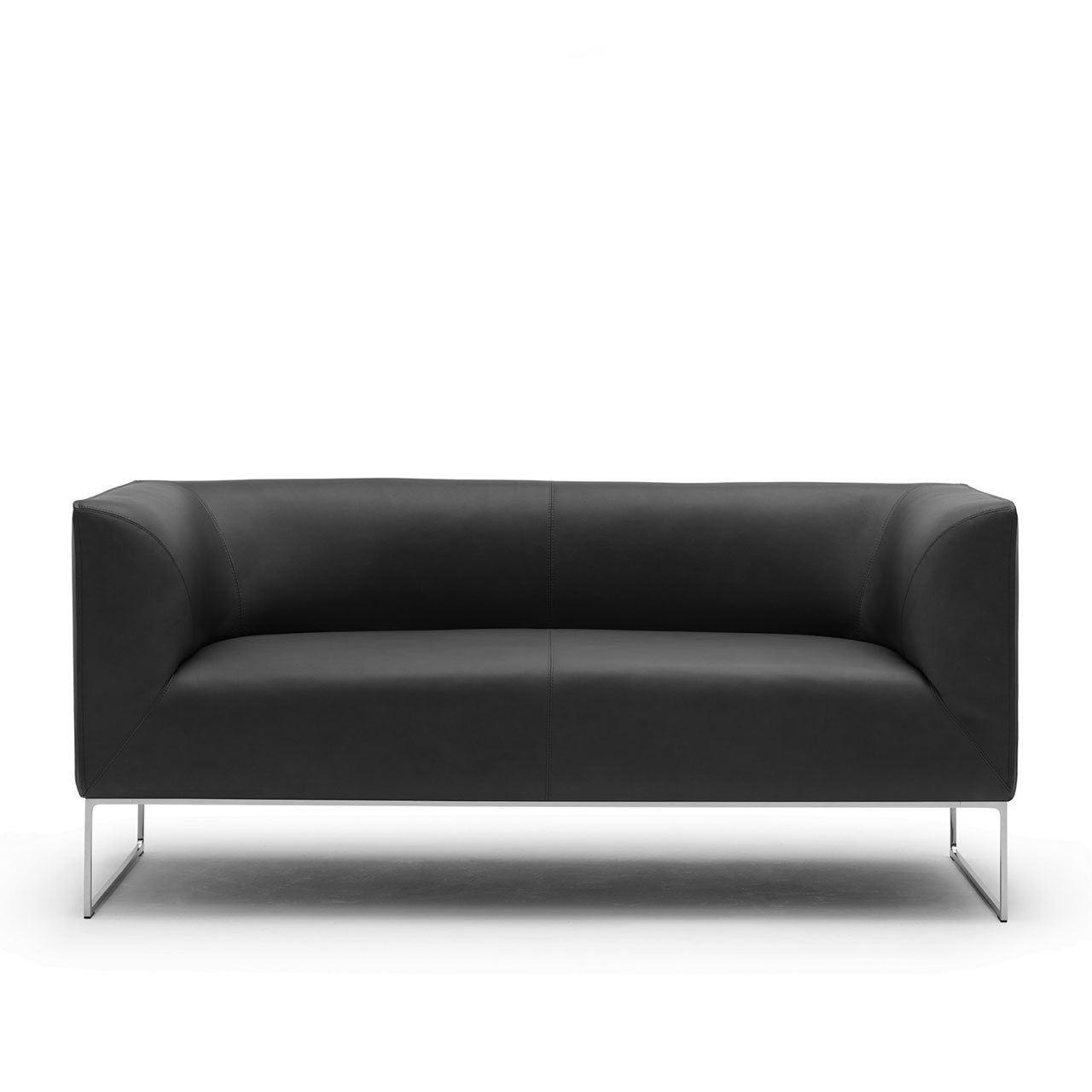 Schwarzes Ledersofa mit kubischen Formen auf Chromkufen.