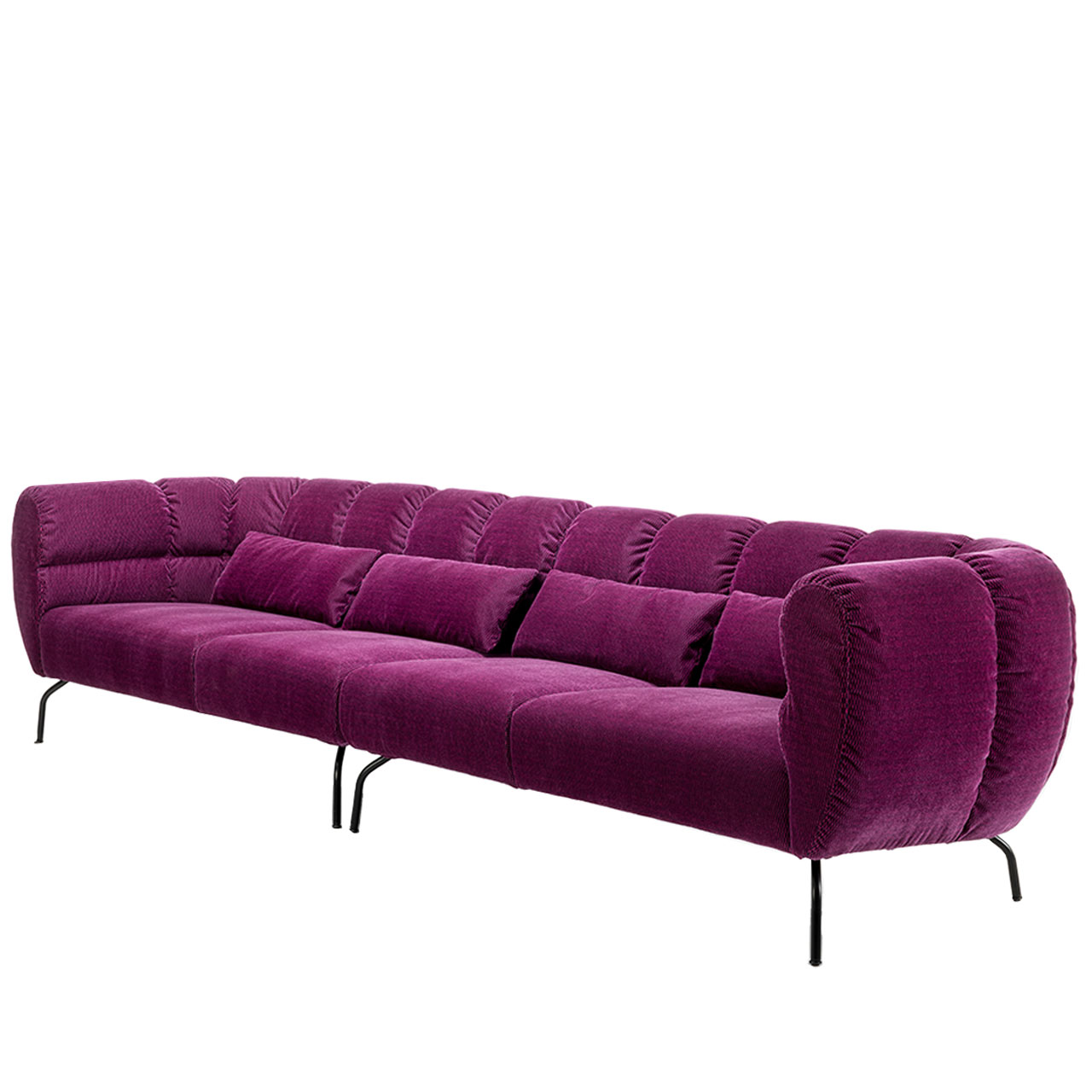 Gerade Polstergarnitur von brühl magnolia in Brombeere mit schwarzen Metallfüßen.