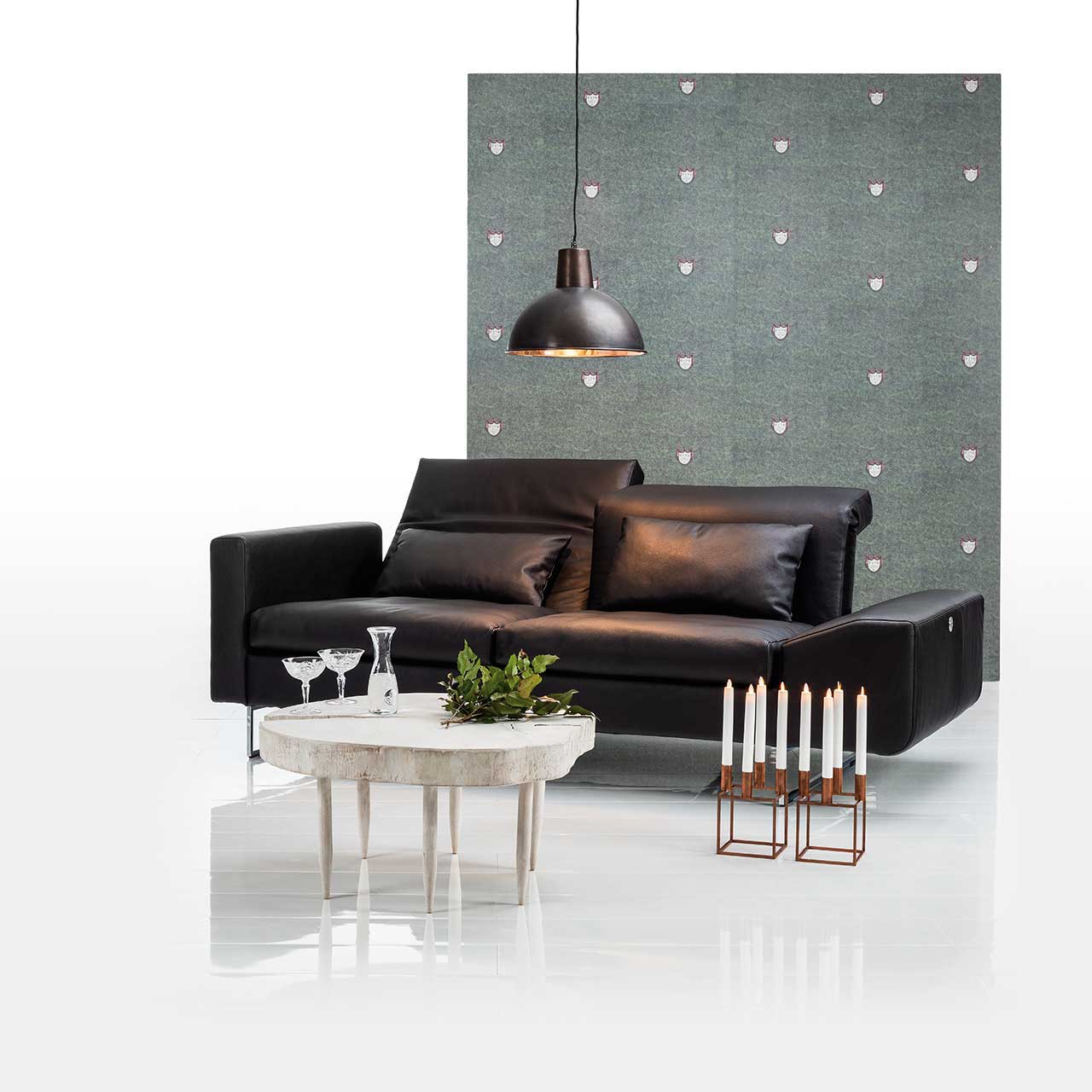 Ambientebild brühl embrace asymmetrisches Sofa.