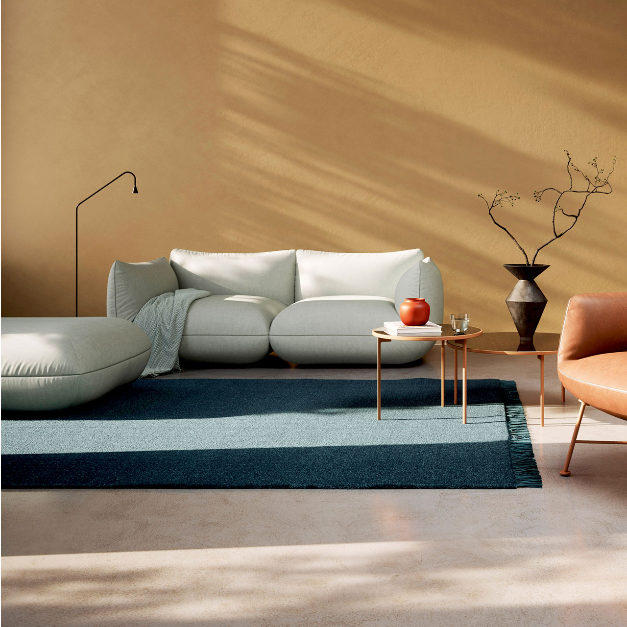 Milieubild eines Zweisitzer-Sofas aus hellem Stoff in einem Wohnzimmer