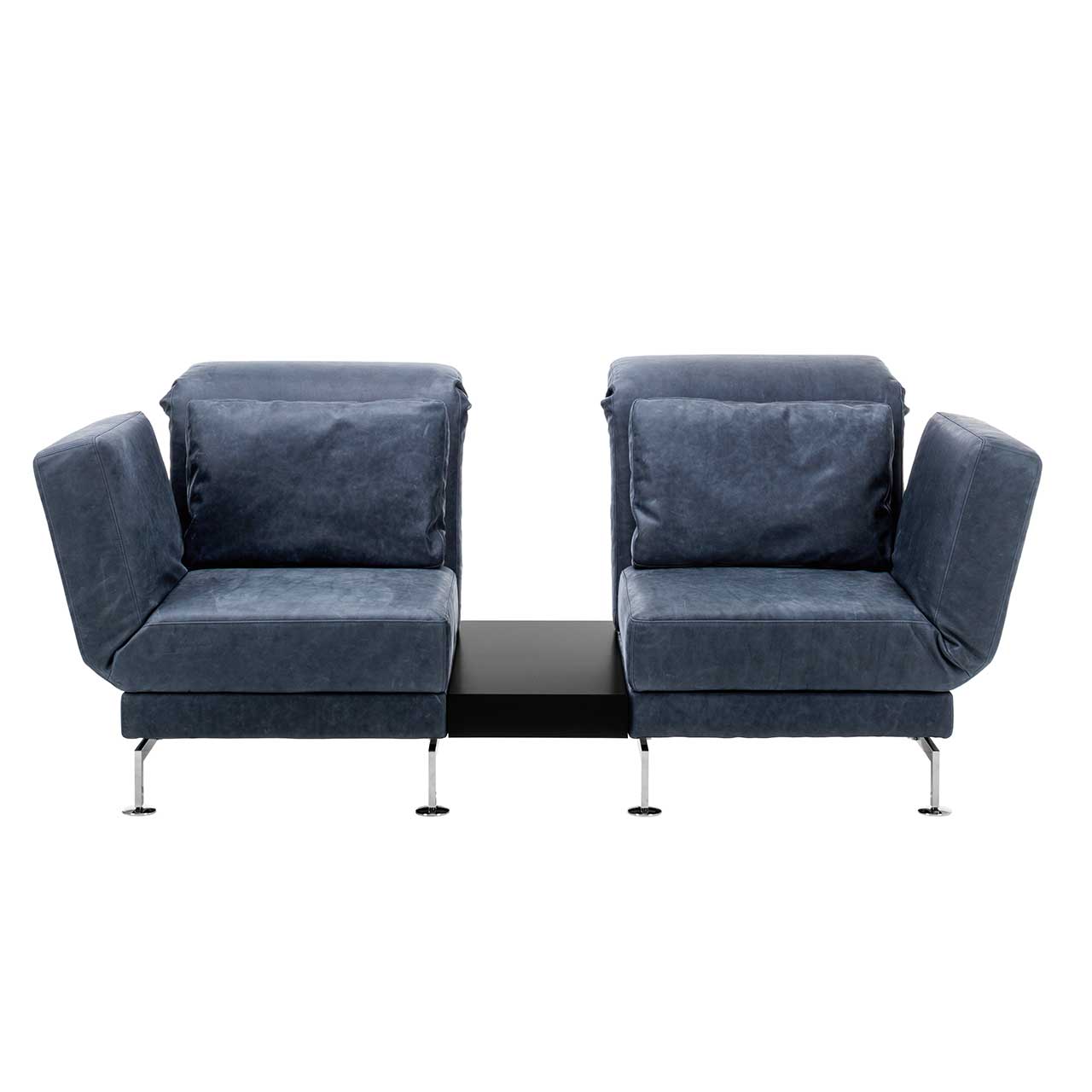 Zwei Relaxsessel der Serie brühl moule medium in blauem Leder sind mit einem Einhängetisch zu einer Garnitur verbunden.