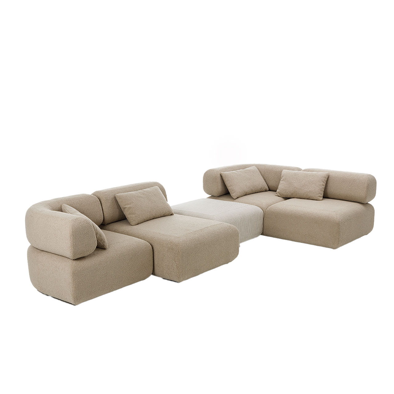 Hellbraune Eckgarnitur aus Abschlusselement links, tiefem Zwischenelement, Hocker und Openend rechts.