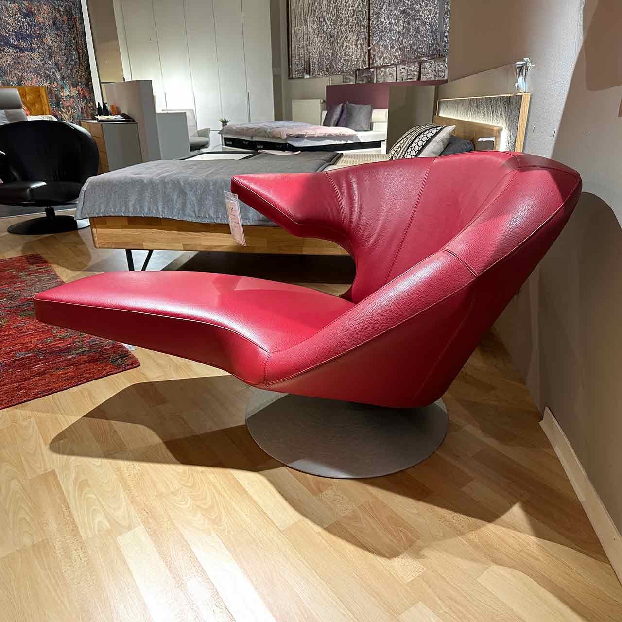 Der Sessel von der Seite wirkt wie eine Liege. Armlehne auf der rechten Seite.