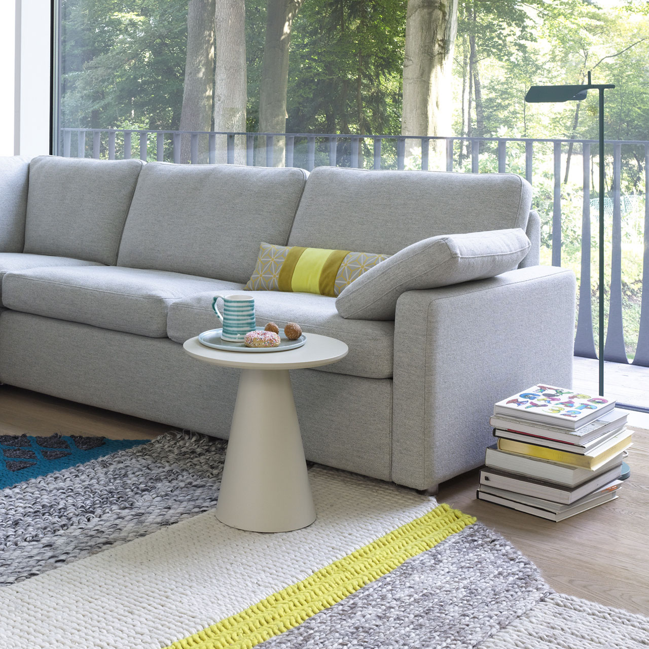 Milieubild des weißen Beistelltisches vor einem Sofa