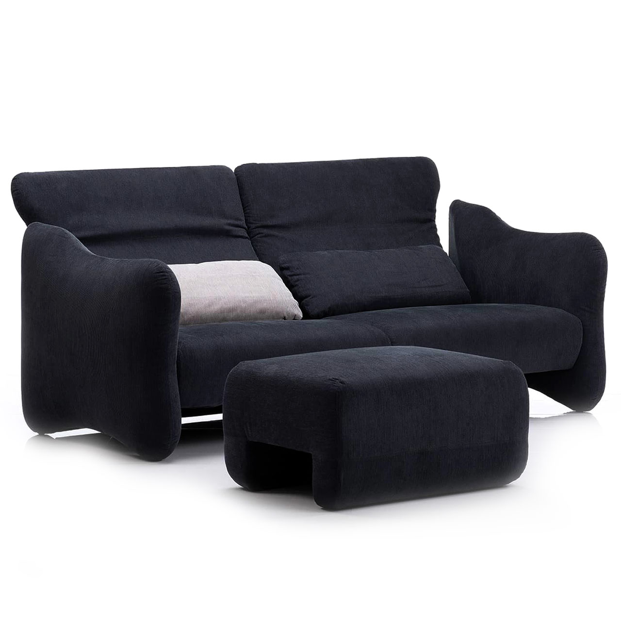 Schwarzes Sofa mit davorstehendem Hocker. Die Rückenlehnen sind leicht abgesenkt.