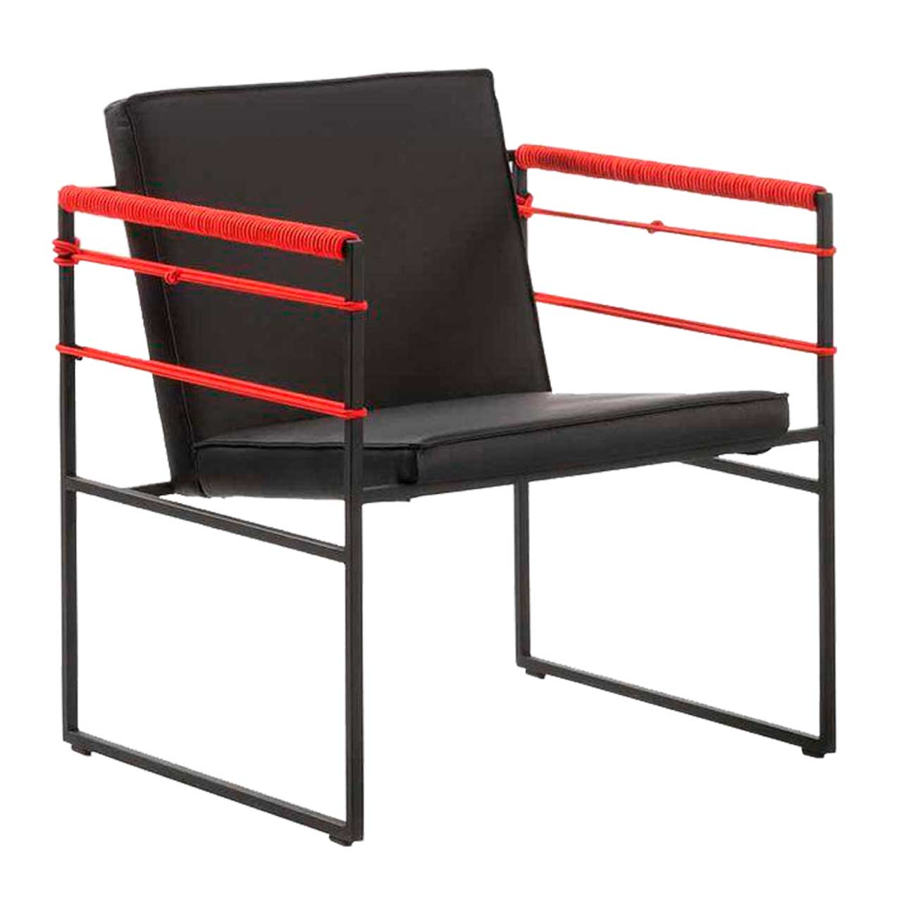 Filigraner Sessel mit schwarzem Untergestell und schwarz bezogenem Polster. Die Armlehnen sind quer mit rotem Bungeeseil bespannt.