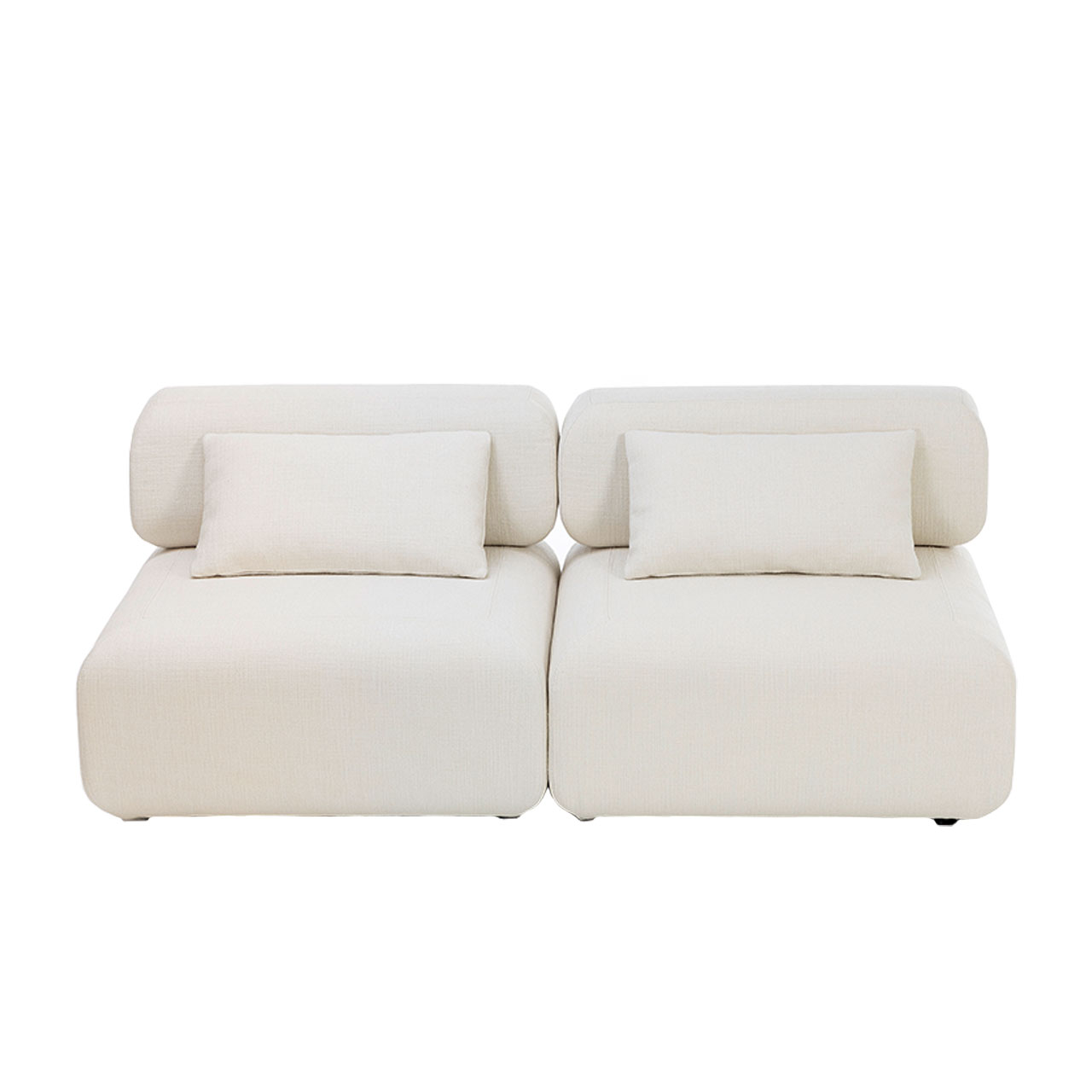 Zwei weiße Sofa-Elemente der Serie all together stehen direkt nebeneinander. Die Sofas sind bodennah und haben keine Armlehnen. Auf jedem Sitzelement liegt je ein viereckiges Kissen im gleichen Stoff.