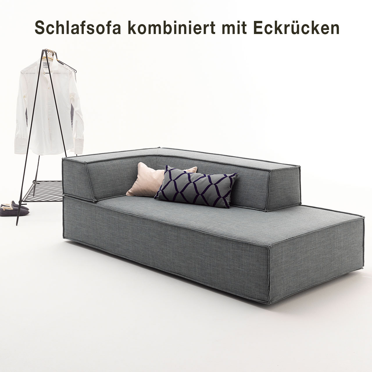 Schlafelement kombiniert mit Rückenteil und Deko