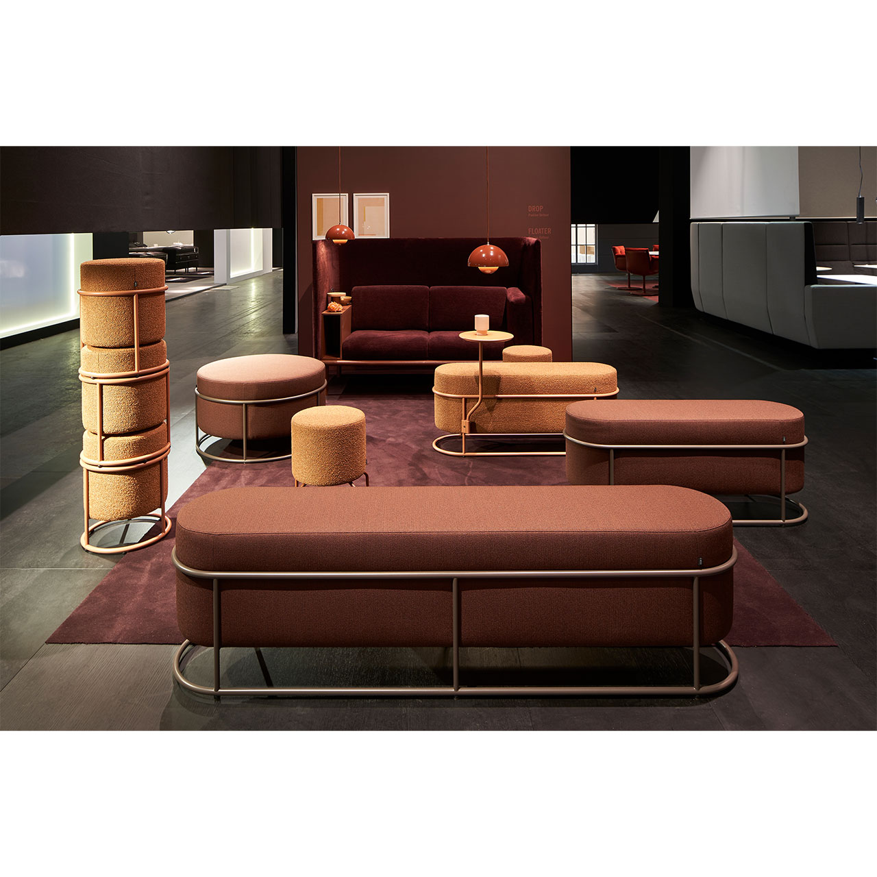 Milieubild mit allen Hockern und Bänken auf einen Blick