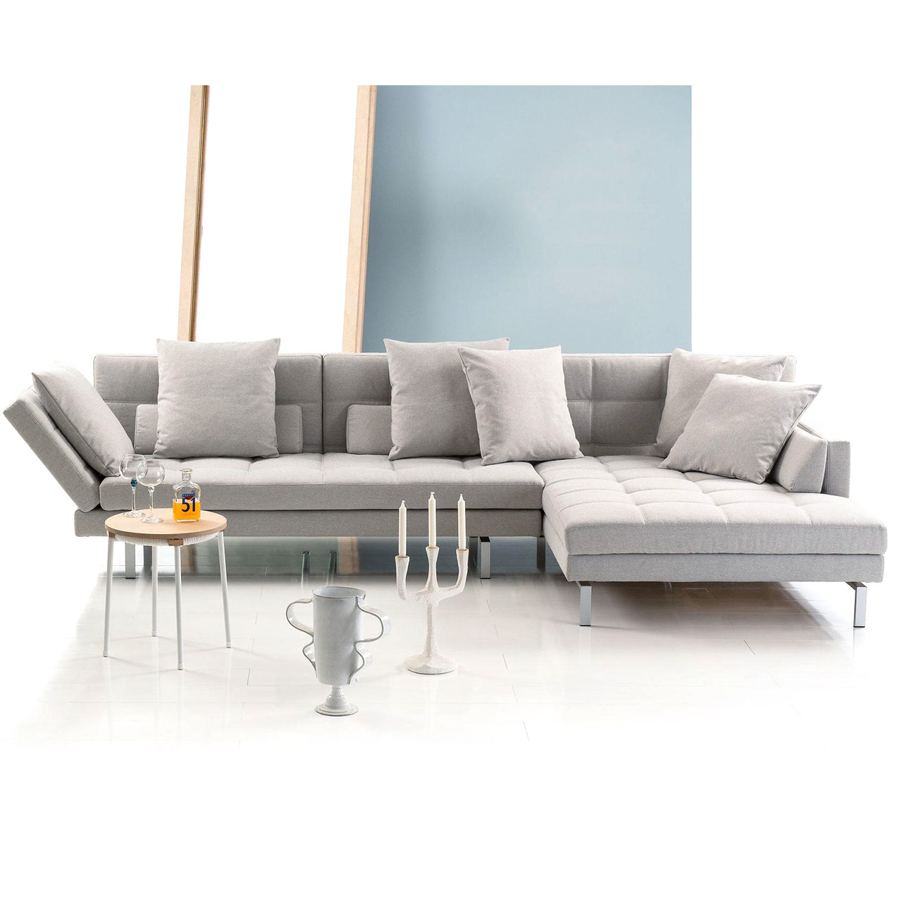 Ambientebild: Graue Eckgarnitur mit schmaler hohen Armlehne links und breitem Longchair rechts.