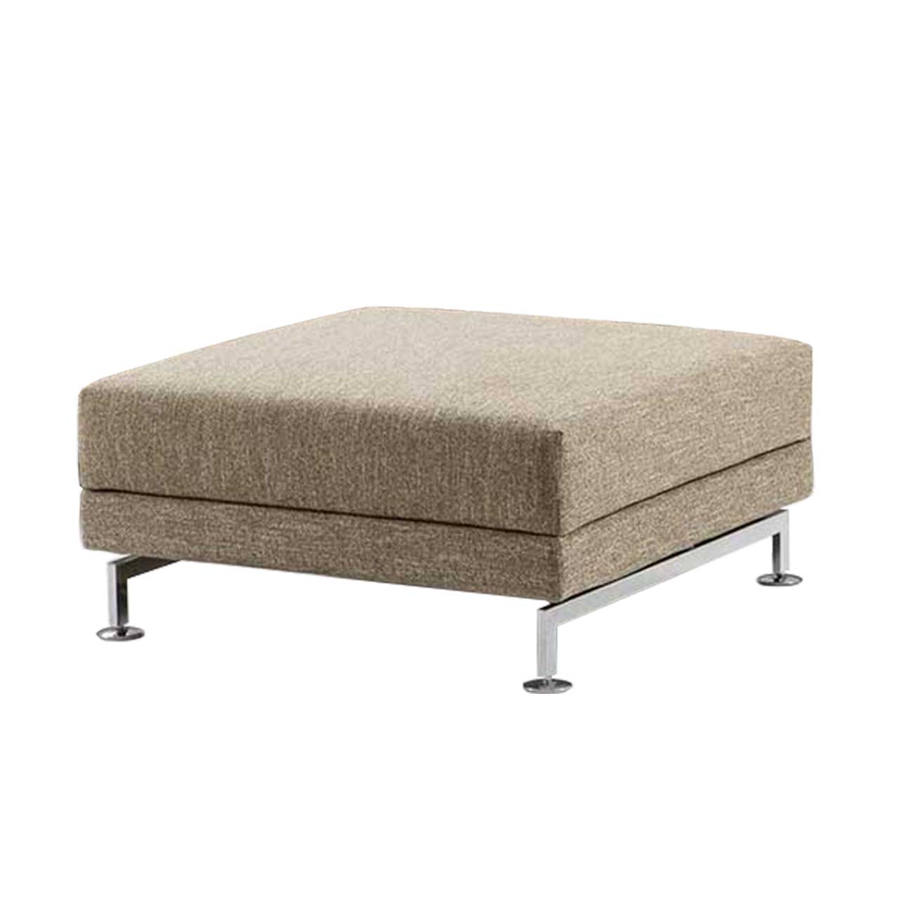 Quadratischer Hocker mit Metallkufen in hellbraunem Stoff.