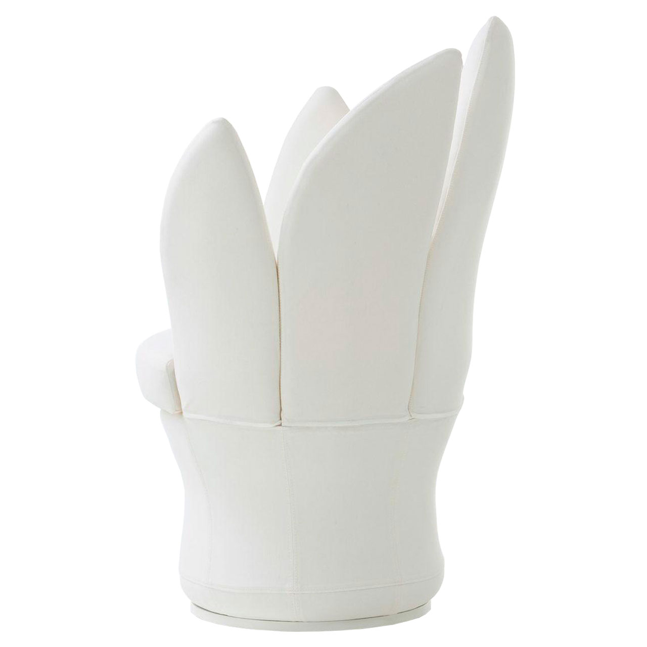 Ein Sessel in weißem Leder mit Drehteller als Basis. Der Sessel hat einen runden Sitz. Die Arm- und Rückenlehnen bestehen aus fünf blattartige Elementen, so dass sie an Blütenblätter erinnern.