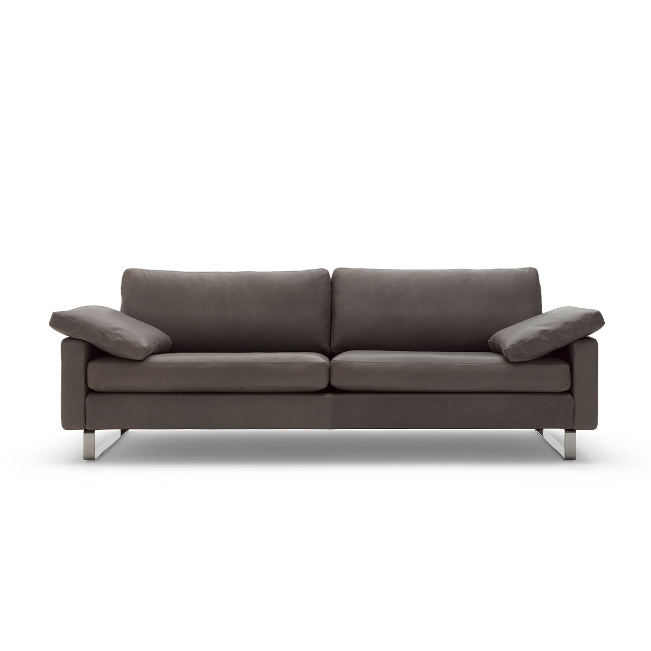 Sofa mit drei Sitzen in braunem Leder und Kufen in Metall glänzend.