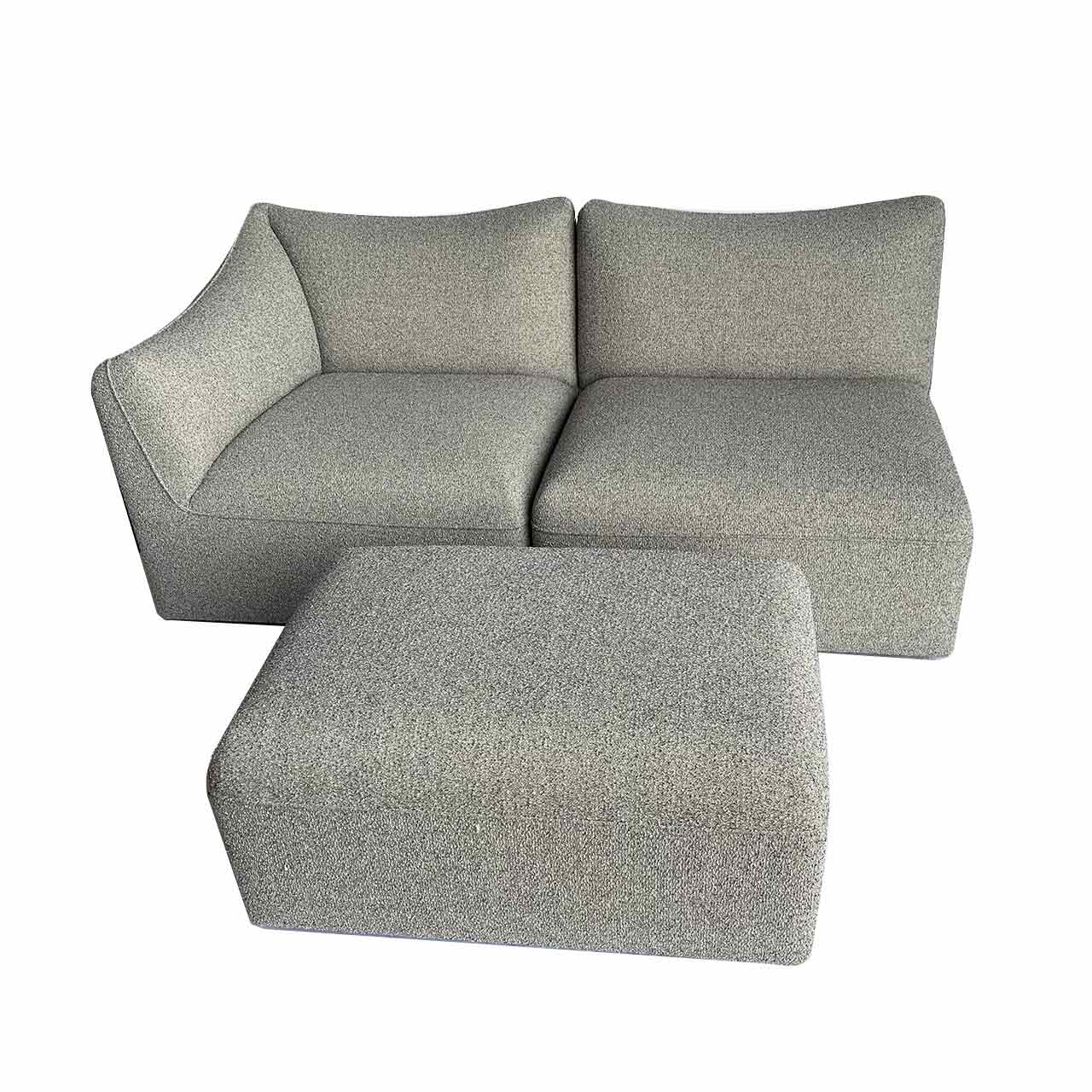 Das Hockerelement steht vor den zwei Einzelelementen