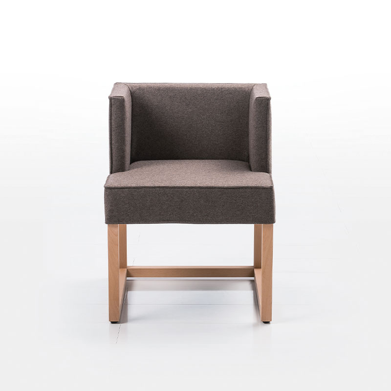 Eckiger Stuhl mit niedriger Rückenlehne in braunem Stoff. Das Untergestell ist aus Holz.