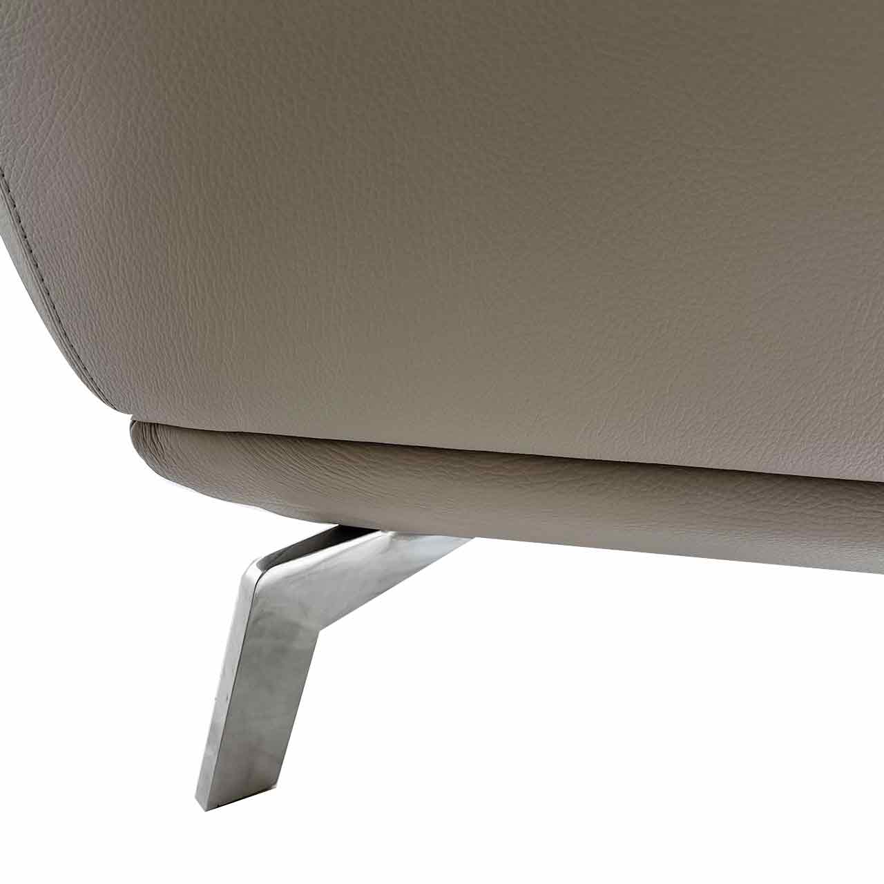 Geschwungene glänzende Alufüße im Detail